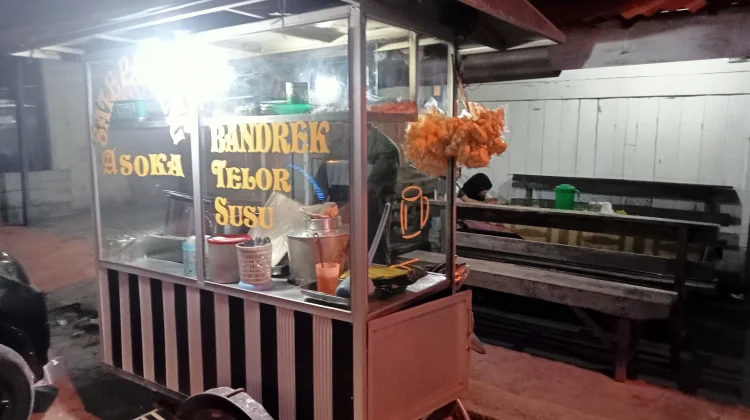 Sepi Pembeli, Penjualan Sate Kaki Lima di Gunung Meriah Merosot