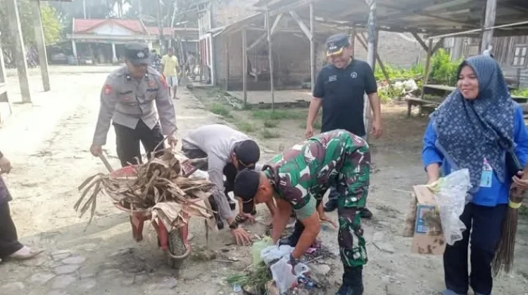 Warga dan Aparat Kompak Bersihkan Sampah Pasar di Aceh Singkil dalam Program ASRI