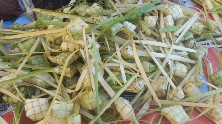 Berkah Musiman, Penjual Kulit Ketupat di Subulussalam Raup Untung