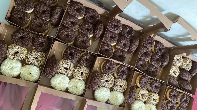 Jelang Idul Adha, Usaha Donat Rumahan di Aceh Singkil Kebanjiran Order