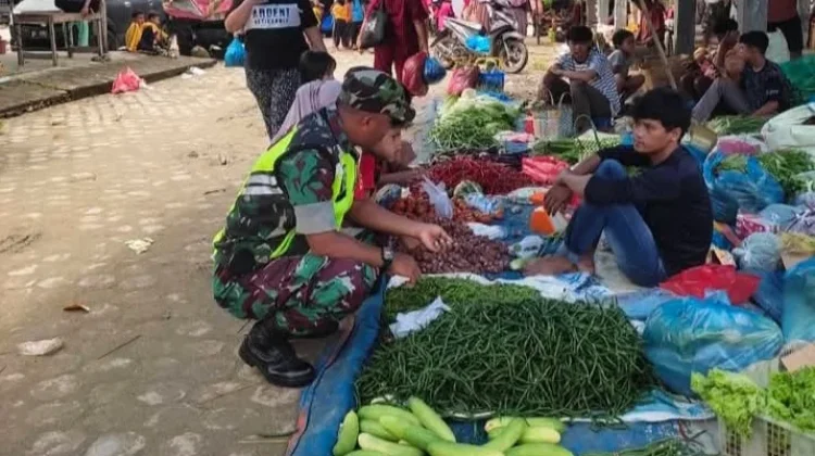 Babinsa Pantau Stabilitas Harga dan Ketersediaan Bahan Pokok di Singkil
