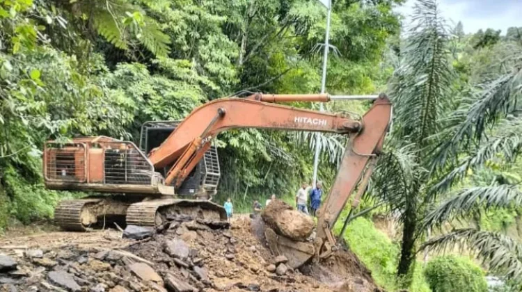 Akses Lumpuh Enam Bulan, Warga Pintu Rime Gayo Patungan Sewa Alat Berat