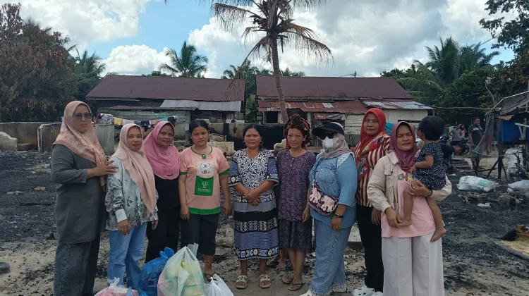 Peduli Korban Kebakaran Kaum emak-emak Hobi Makan Salurkan Bantuan.