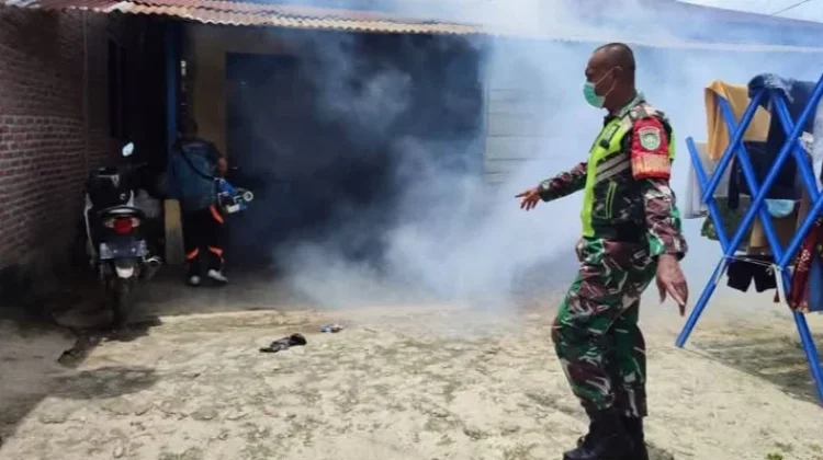 Cegah DBD, TNI dan Nakes di Singkil Lakukan Fogging
