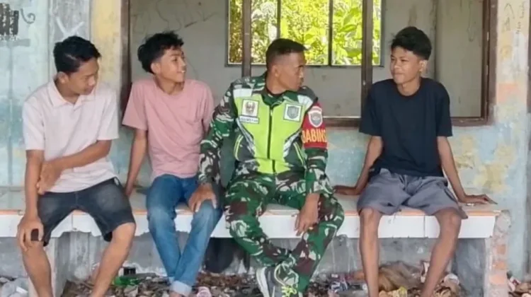 Ajak Jauhi Aktivitas Negatif, Babinsa Koramil Rundeng Rangkul Generasi Muda