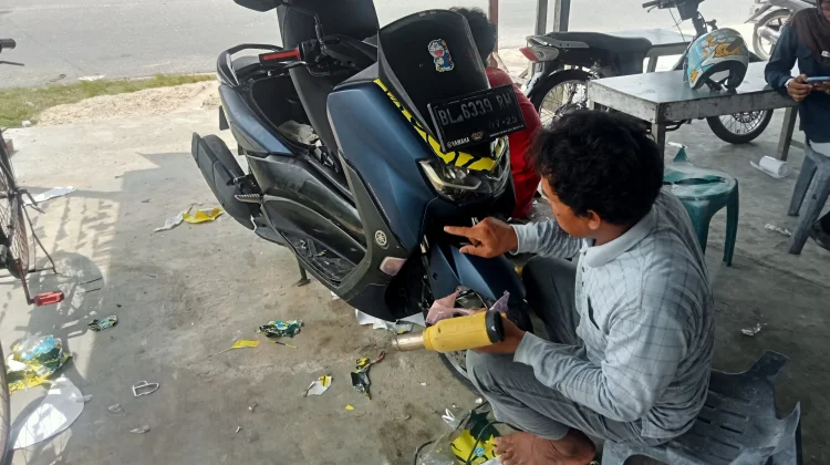 Sentuhan Tukang Stiker Hidupkan Identitas Merek