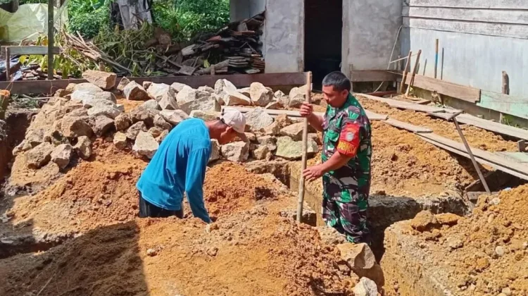 Babinsa Subulussalam Bantu Bangun Rumah Warga Kurang Mampu