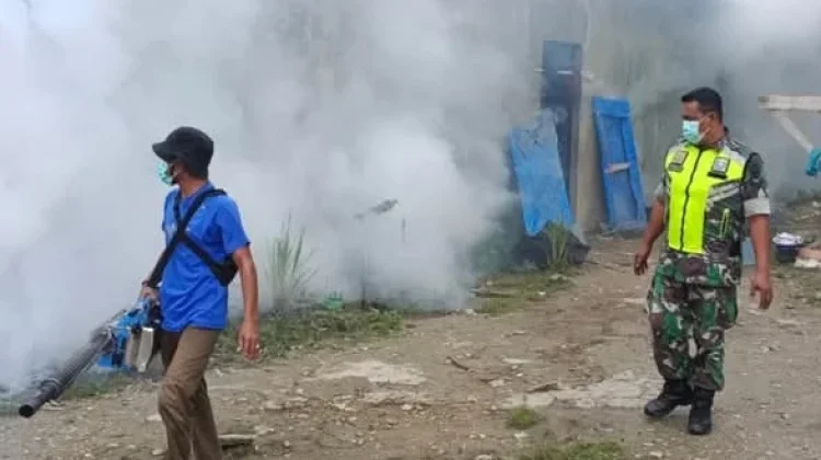 Cegah DBD, TNI Dampingi Dinkes Fogging Pesantren di Aceh Singkil