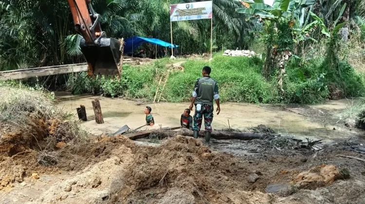 Sinergi TNI-Rakyat Percepat Jembatan Perintis Garuda Simpang Kiri