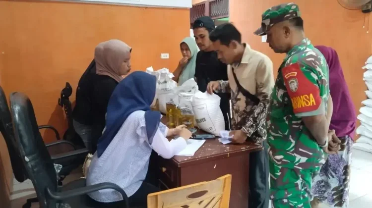 Kawal Pembagian Bantuan Pangan, Personel TNI Pastikan Bansos Tepat Sasaran