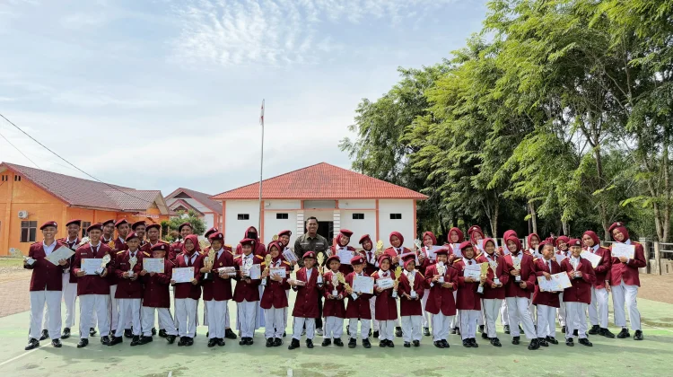 Bagi Rapor Akhir Semester, Sekolah Rakyat Subulussalam Apresiasi Juara
