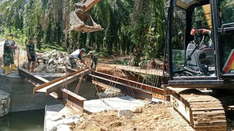 Genjot Infrastruktur Desa, TNI di Subulussalam Pasang Gelagar Baja Jembatan