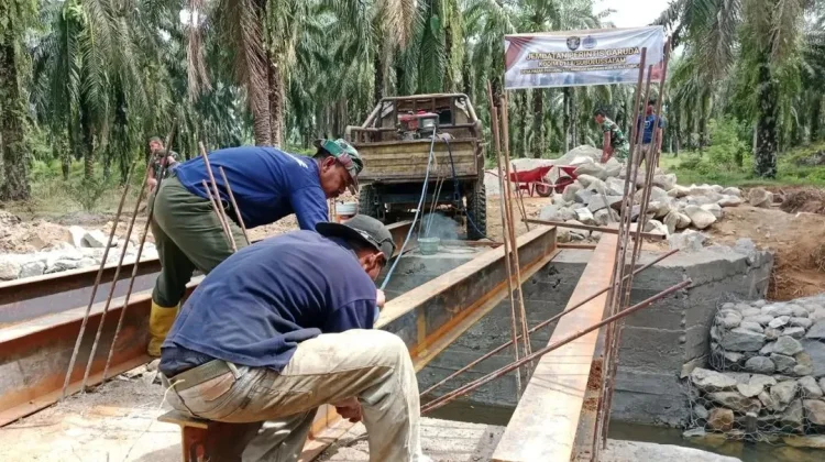 Kodim 0118 Subulussalam Jaga Kualitas Jembatan Garuda Demi Keamanan Warga