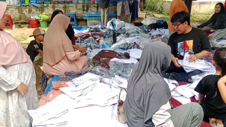 Sambut Tahun Ajaran Baru, Warga di Singkil Mulai Berburu Seragam Sekolah