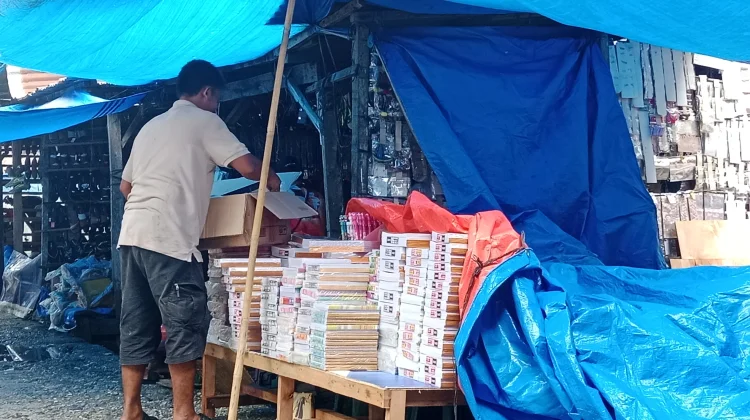 Tahun Ajaran Baru, Buku Tulis dan Peralatan Sekolah Mulai Diburu Pembeli