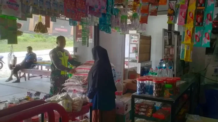 Pantau Warung Desa, Prajurit TNI Pastikan Harga Sembako Longkib Stabil
