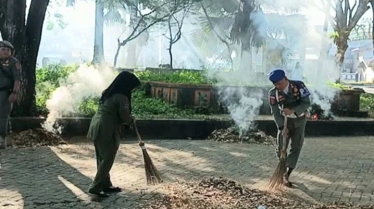 Dukung Gerakan Indonesia Asri, Satpol PP Subulussalam Bersihkan Taman Kehati