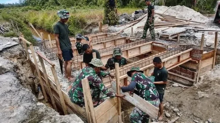 Prajurit Kodim 0109 dan Yon TP 957/LU Kejar Progres Pembangunan Jembatan di Singkil