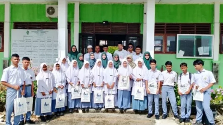 Hari Pertama Masuk Sekolah, Kemenag Aceh Singkil Bagikan Paket Lebaran Yatim untuk