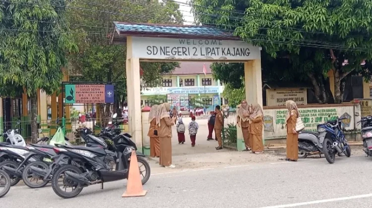 Hari Pertama Sekolah, Orang Tua Antusias Dampingi Anak