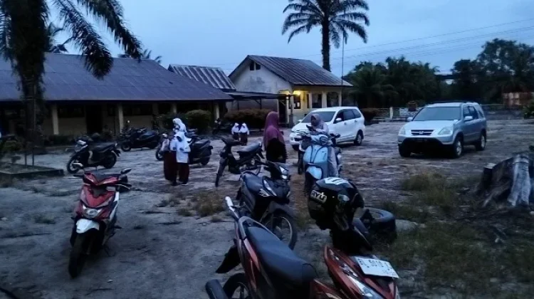Hari Pertama Sekolah di Aceh Singkil, Orangtua Antar Anak Mulai Subuh