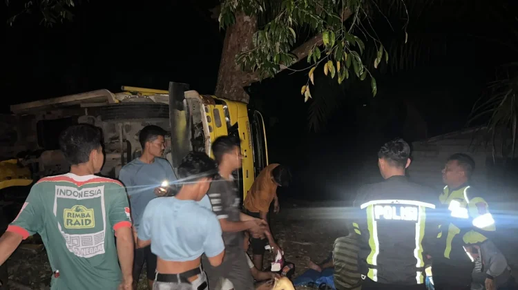 Rem Blong Saat Menanjak, Truk Tabrak Angkutan Barang di Subulussalam