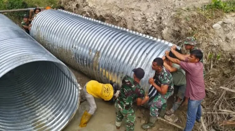 Prajurit TNI dan Warga Pasang Jembatan Aramco di Tanjung Mas