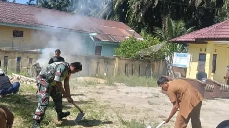 Babinsa Bersama Perangkat Desa di Singkil Gencarkan Gerakan ASRI