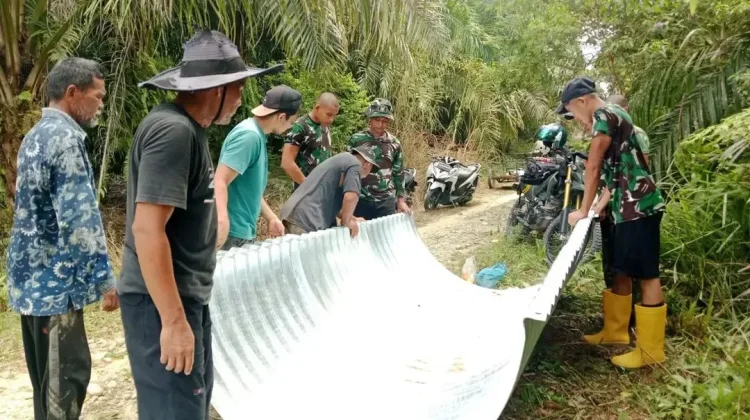 Perkuat Ekonomi Desa, TNI dan Warga Subulussalam Rakit Jembatan Aramco