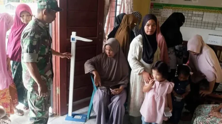 Dampingi Nakes, TNI Pantau Kesehatan Ibu dan Anak di Aceh Singkil
