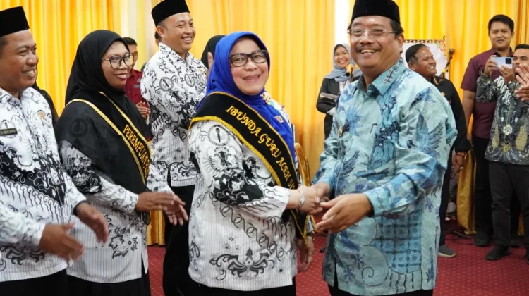 Ibunda Guru Aceh Singkil,  Hj. Habibahtussania Komit Dukung Kemajuan Pendidikan