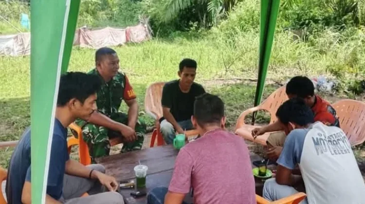 Babinsa Ingatkan Pemuda di Singkil Bahaya Judi Online