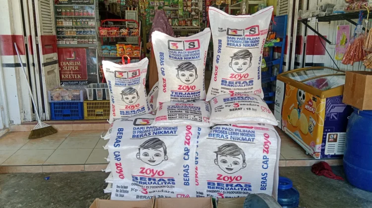 Harga Melambung Tinggi, Pendapatan Pedagang Beras di Singkil Menurun