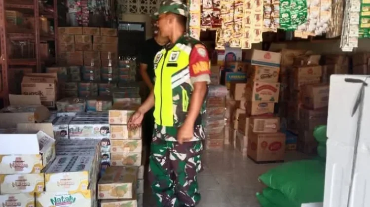 Turun Kewilayah 3T, Babinsa Cek Stok dan Harga Sembako di Singkil