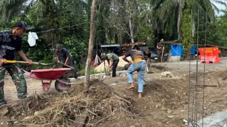TNI di Singkil Pasang Jembatan Aramco di Jalan Provinsi