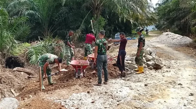 Personel Kodim 0118/Subulussalam Kebut Penyelesaian Jembatan Garuda