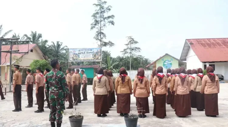 Babinsa di Subulussalam Latih Siswa PBB Melalui MPLS