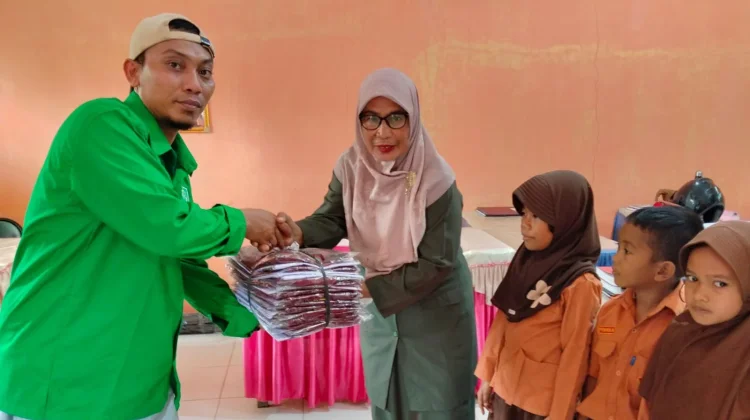 PKB Subulussalam Bagikan Seragam Sekolah untuk Siswa SD