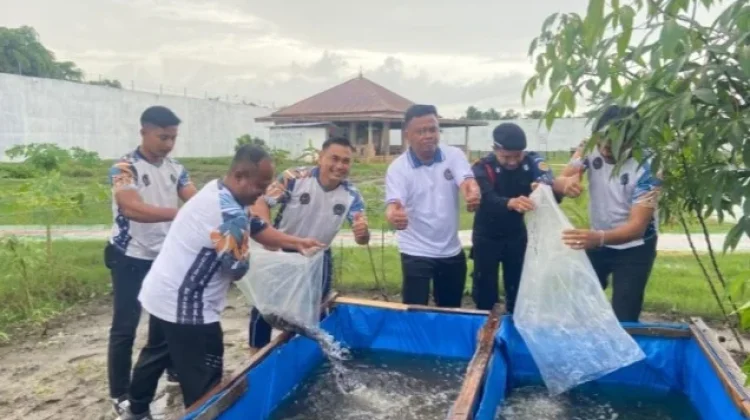 Dukung Ketahanan Pangan, Rutan Singkil Tebar Ribuan Bibit Ikan Lele