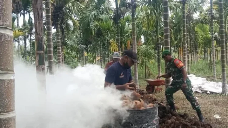 Warga Kuala Baru Aceh Singkil Olah Limbah Tempurung Kelapa jadi Nilai Ekonomi