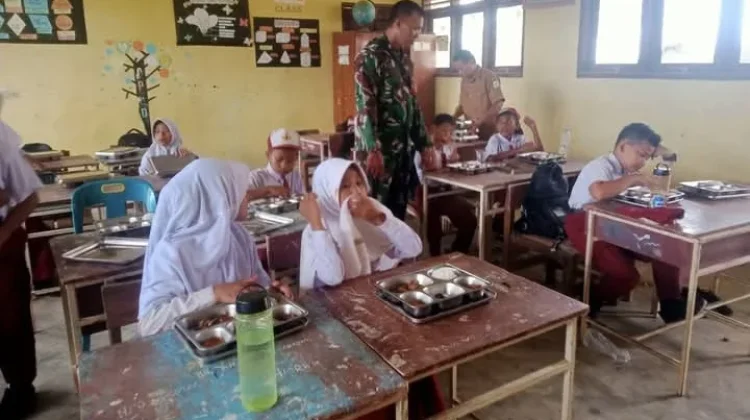 Babinsa di Singkil Dampingi Pendistribusian MBG