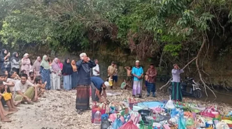 Ribuan Warga Singkil Gelar Tradisi Tolak Bala