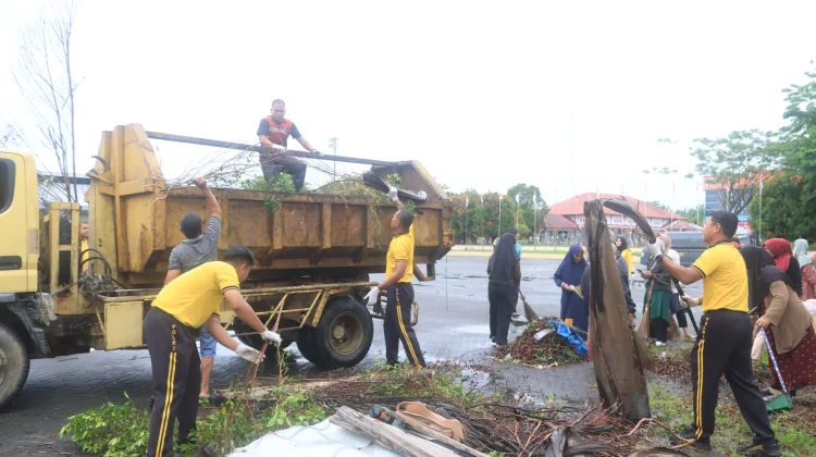 Personel Polres Subulussalam dan Warga Gotong Royong Massal Sambut HUT RI ke-81