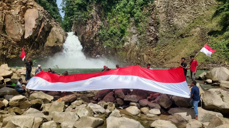 Warga Subulussalam Isi Kemerdekaan dengan Aksi Bersih-bersih dan Tanam Pohon