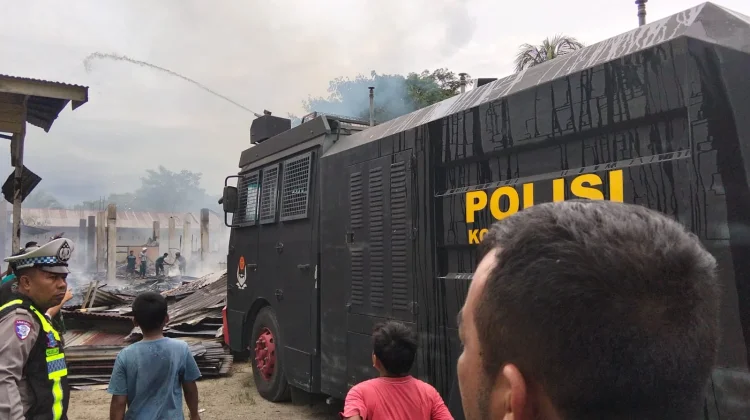 Brimob Bantu Warga Padamkan Tiga Rumah Terbakar di Subulussalam