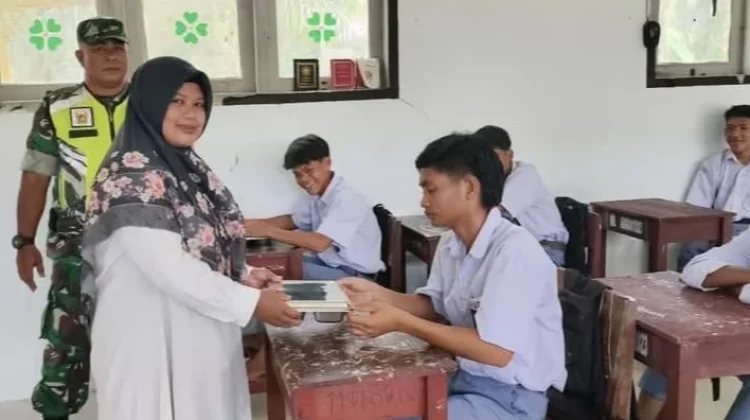 Babinsa di Aceh Singkil Dampingi Penyaluran MBG
