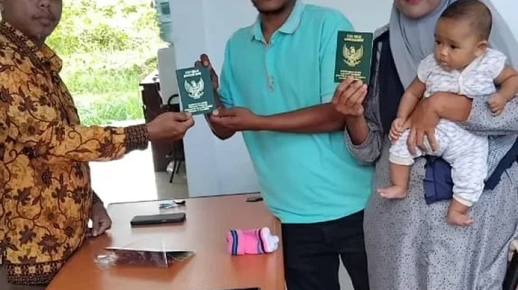 KUA Singkil Utara Serahkan Duplikat Buku Nikah kepada Pasangan Suami Istri