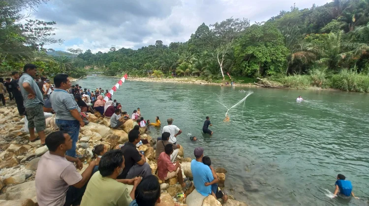 Ratusan Warga Antusias Nonton Aksi Menjala Ikan di Sungai Sikelang Subulussalam