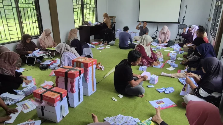 Petugas Sortir Surat Suara Pilkampong Subulussalam Temukan Kerusakan