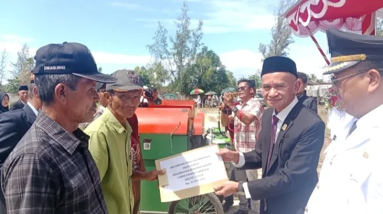 Perkuat Ketahanan Pangan, DTPHP Salurkan Alat dan Mesin Pertanian Kepada Petani